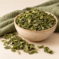 Feuilles de moringa séchées dans un bol — Mandéa
